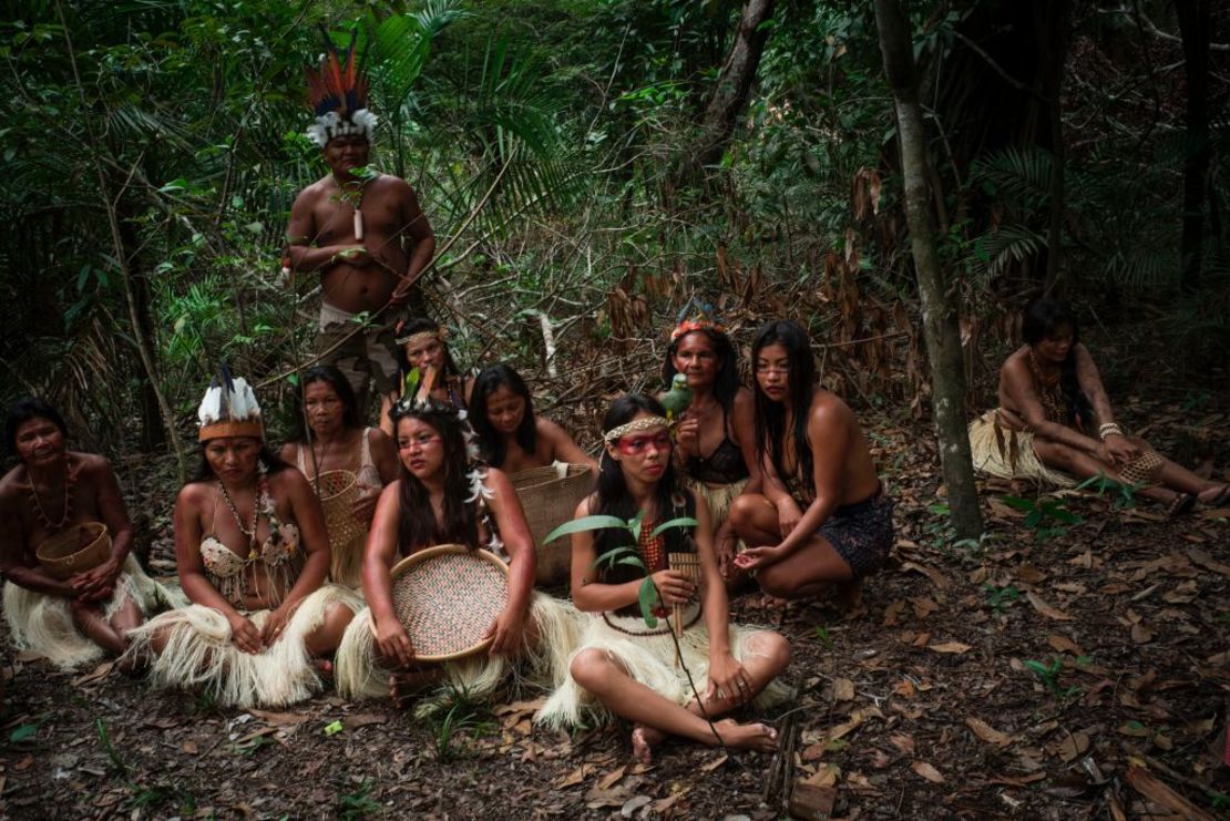 Un grupo de indígenas del área rural de Manaus, en Amazonas, en el norte de Brasil, posan para una foto en el área del Parque das Tribos, en 2017.