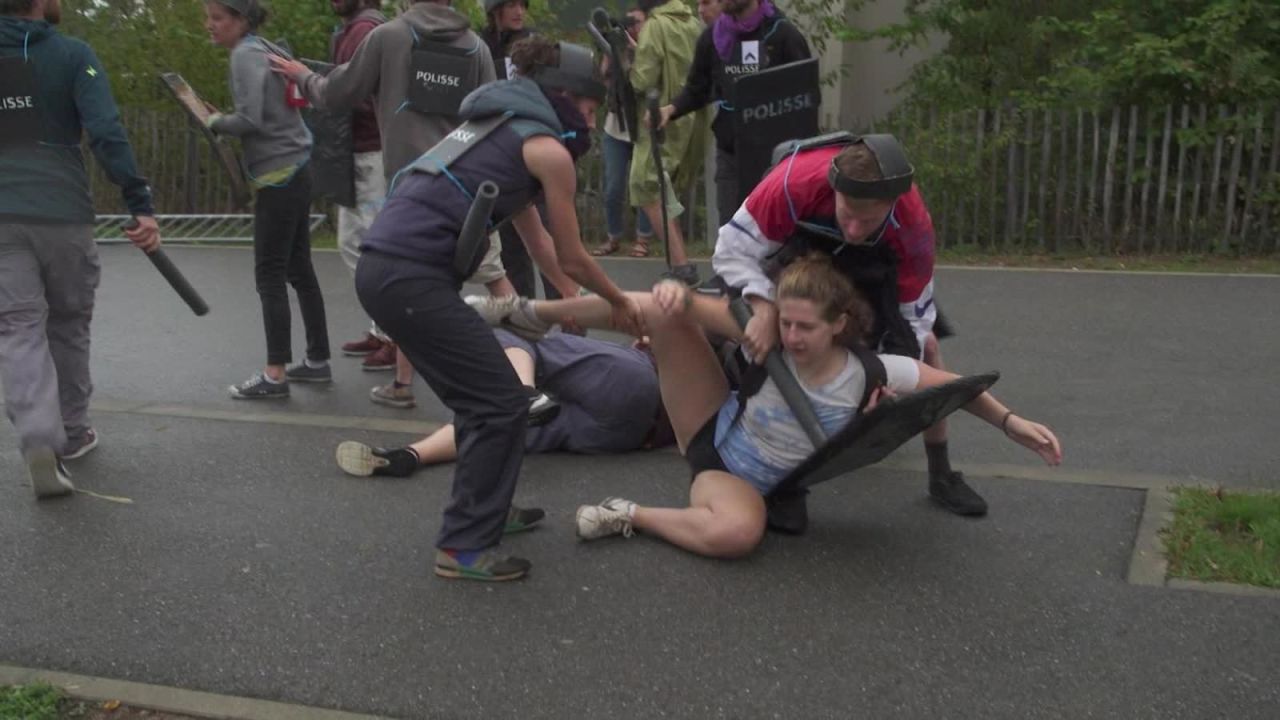 CNNE 692059 - activistas ambientales aprenden tecnicas de protesta