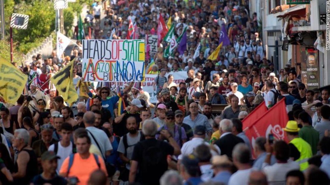 Los manifestantes marchan en Hendaye mientras los líderes mundiales convergen en la ciudad turística del sur de Francia, Biarritz, para la cumbre del G7.