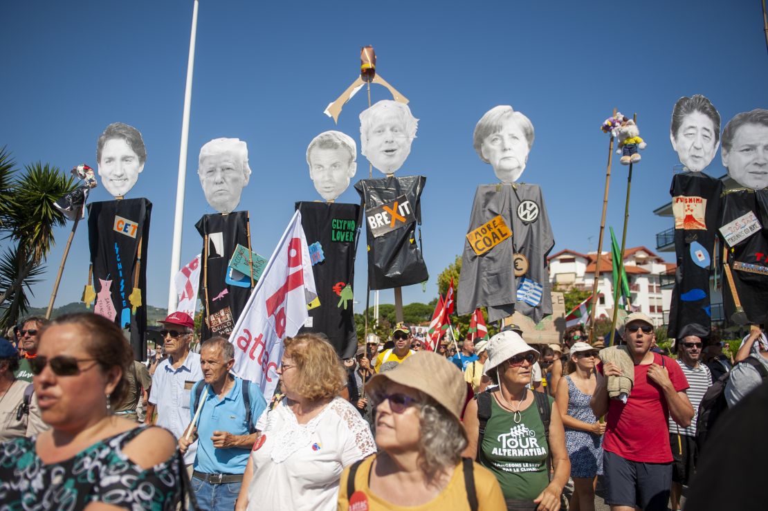 Los manifestantes marchan para protestar contra la Cumbre anual del G7.