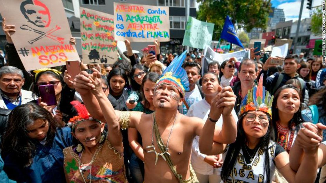 Activistas y nativos colombianos protestan contra el gobierno del presidente brasileño Jair Bolsonaro por los incendios en el Amazonas.