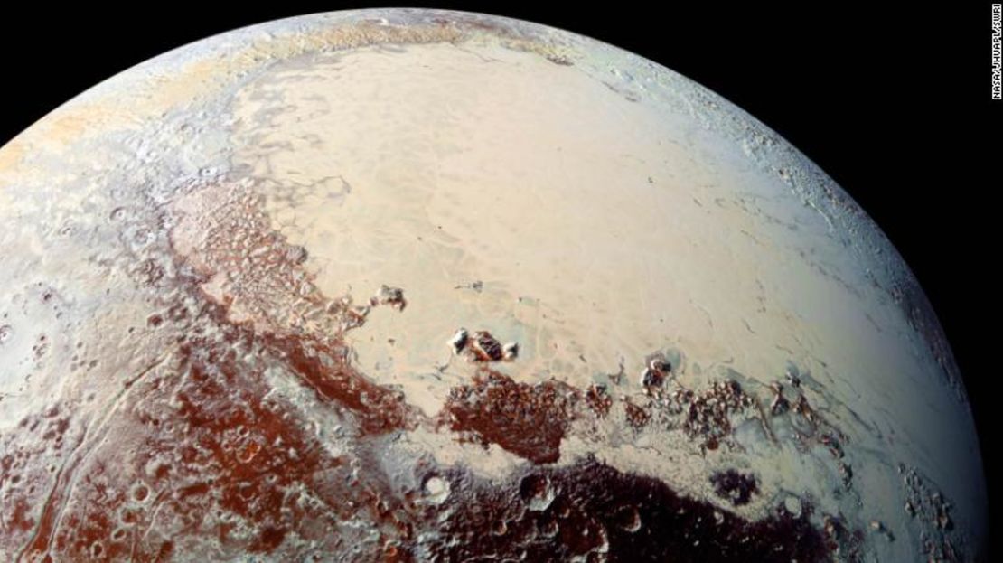 Esta imagen de alta resolución capturada por la nave espacial New Horizons de la NASA muestra que la superficie de Plutón tiene una notable gama de colores sutiles.