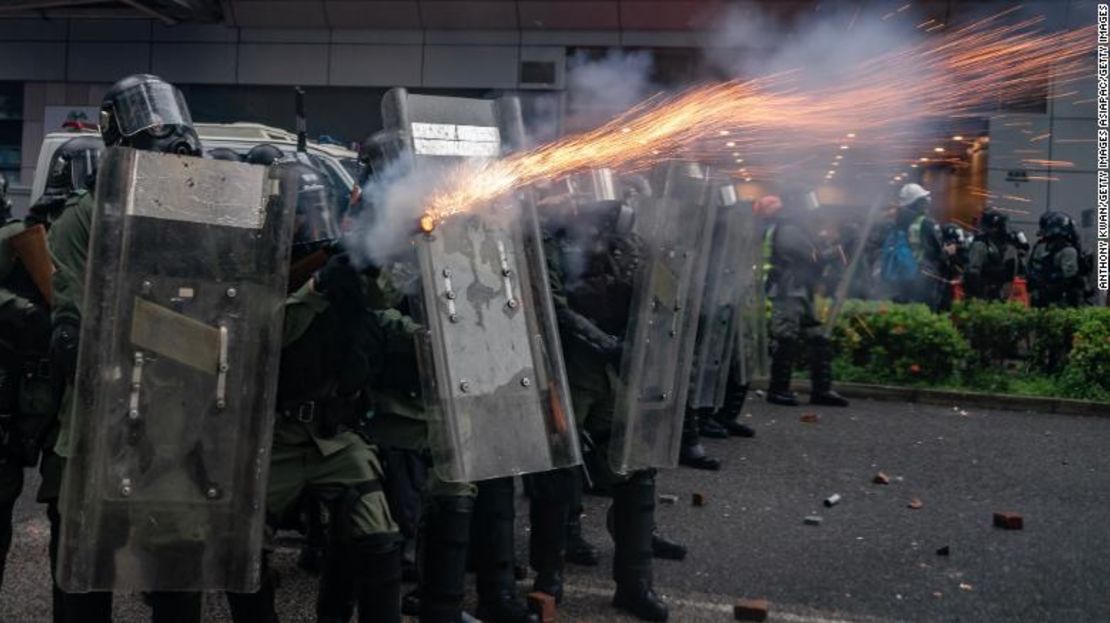 La policía antidisturbios disparó gases lacrimógenos contra los manifestantes durante un enfrentamiento en una manifestación antigubernamental en el distrito de Tsuen Wan, en Hong Kong.