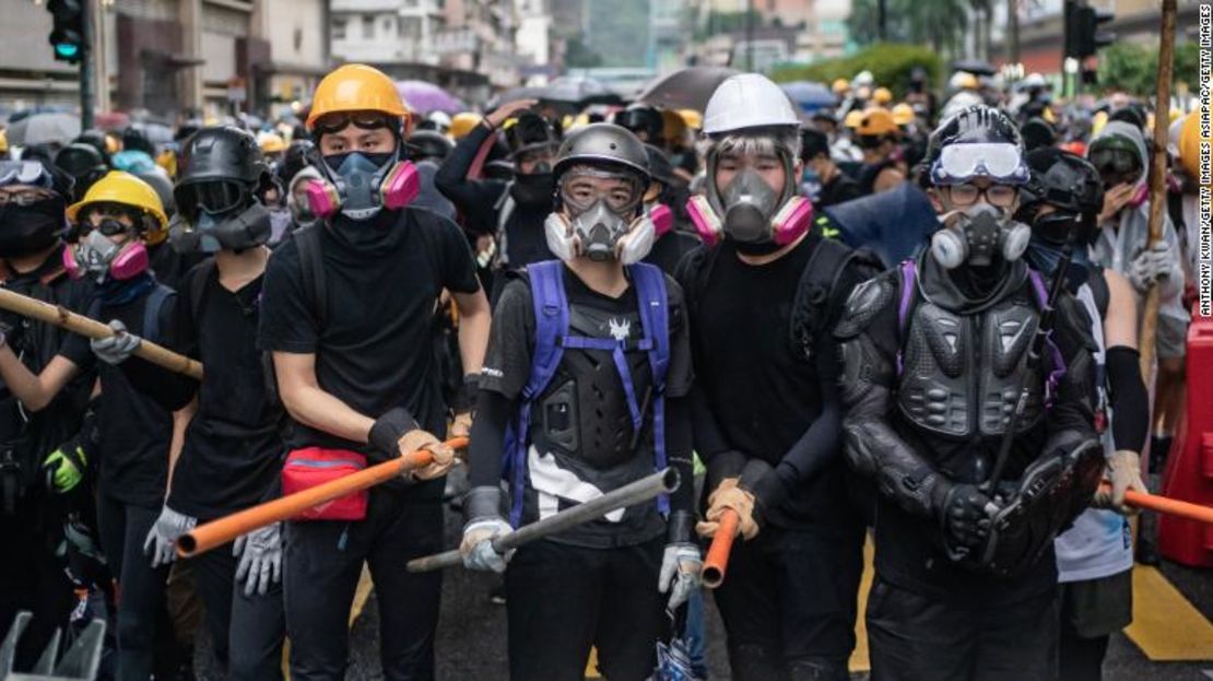 Los manifestantes se enfrentan con la policía durante un enfrentamiento en una protesta antigubernamental.