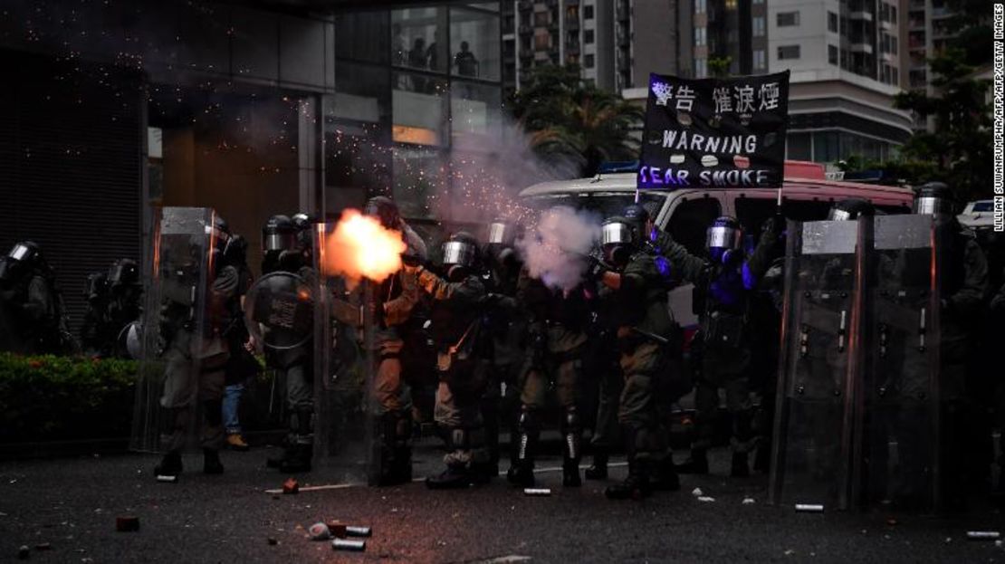 La policía disparó gases lacrimógenos en Tseun Wan, Hong Kong, el 25 de agosto de 2019, en la última oposición a una ley de extradición planificada que se ha transformado en un llamado más amplio por los derechos democráticos en la ciudad semiautónoma.