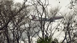 Un avión supertanker arroja agua sobre el fuego en los alrededores de Roboré, Bolivia, el 25 de agosto de 2019.