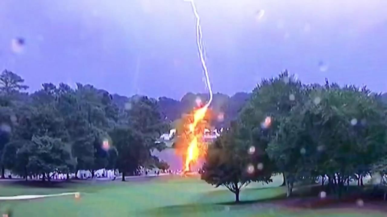 CNNE 693481 - un rayo deja varios heridos en un campo de golf