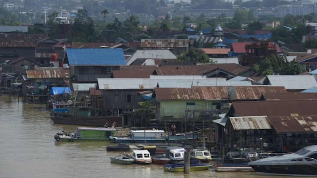 Casas flotantes en el río Mahakam en Samarinda, cerca del sitio donde sería la nueva capital de Indonesia.