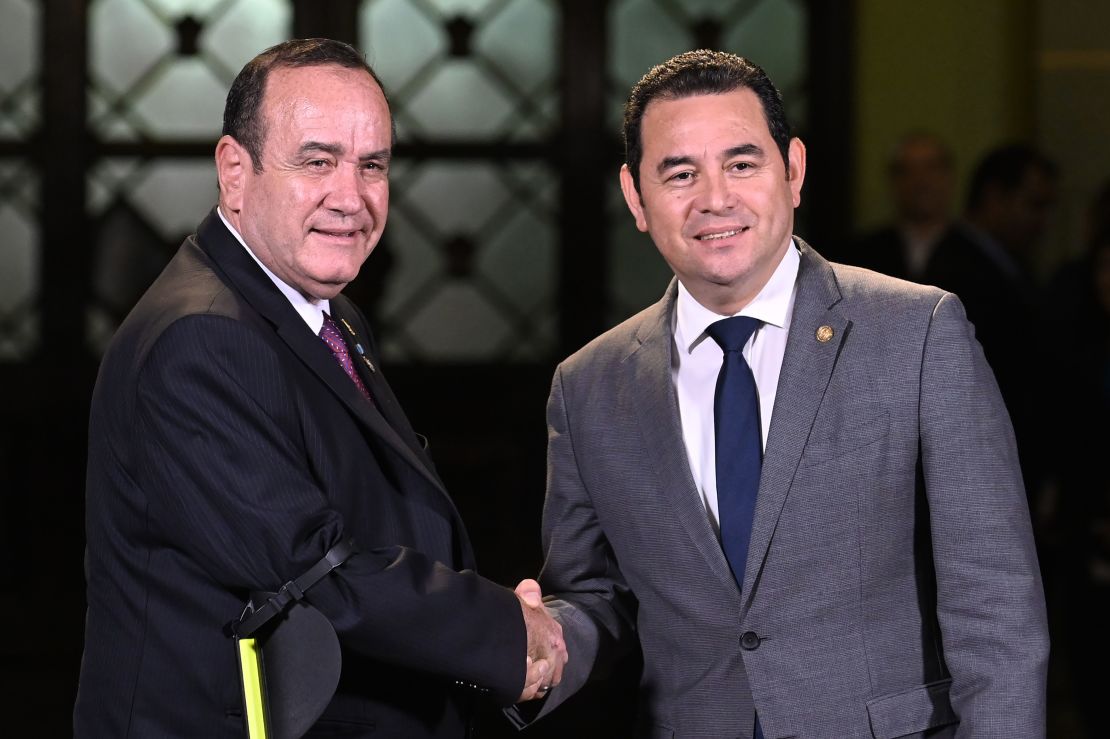 El actual presidente Jimmy Morales saluda al electo mandatario Alejandro Giammattei.