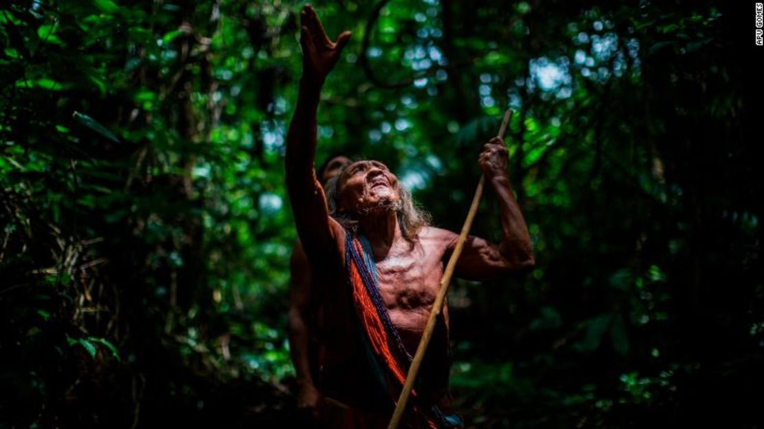 Ororiwa Waiapi camina en el bosque cerca de la aldea de Mogywry, en el estado de Amapa. El líder de 98 años es uno de los jefes más viejos de la tribu.