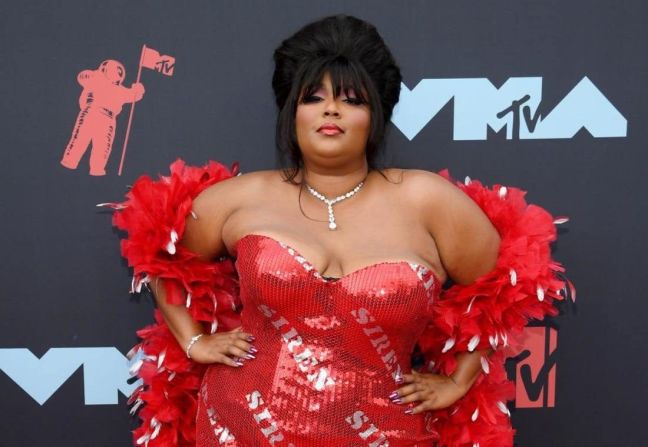 La nominada a Mejor Nueva Artista Lizzo sorprendió con un vestido Moschino, combinado con una boa de plumas. Dimitrios Kambouris/Getty Images