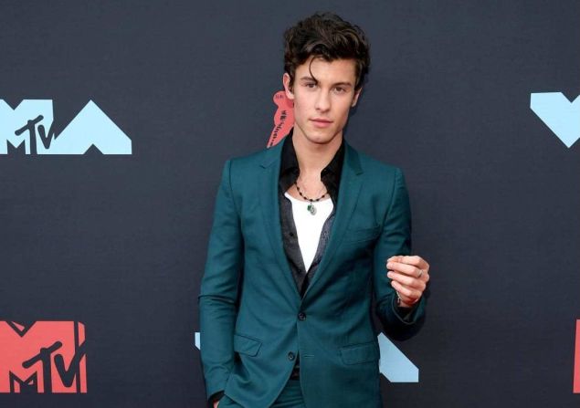 Shawn Mendes lució un look casual de Dolce & Gabbana. Dimitrios Kambouris/Getty Images