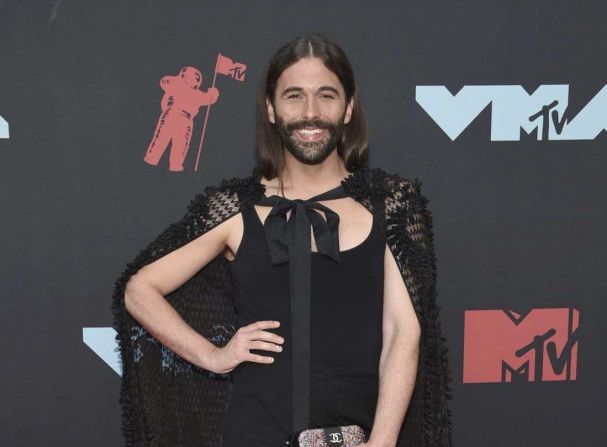 La estrella de 'Queer Eye' Jonathan Van Ness en un enterizo con capa. Evan Agostini/Invision/AP