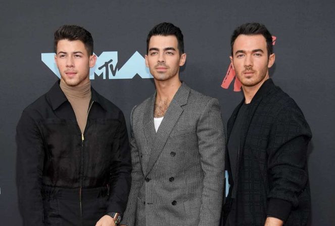 Los Jonas Brothers salieron con estilo, luciendo trajes complementarios de Fendi. Dimitrios Kambouris / Getty Images