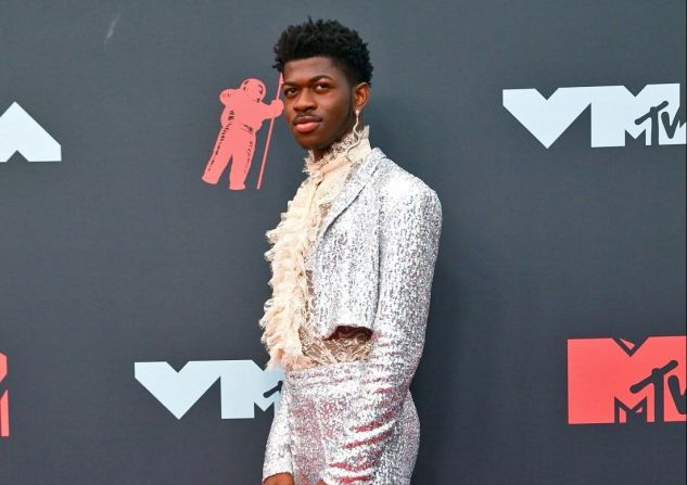 Lil Nas X canalizó su matador interior con un traje de chaqueta corta y botas de vaquero. Johannes Eisele/AFP/Getty Images