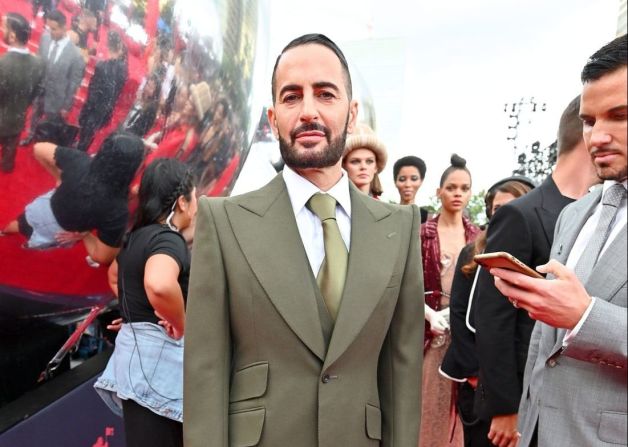 Marc Jacobs, quien se llevó a casa el premio inaugural VMA Fashion Trailblazer, combinó un traje verde oliva de pierna extra ancha de su propia marca con zapatillas Prada con lentejuelas. Dia Dipasupil / Getty Images