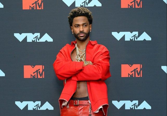 Big Sean apareció con un traje de terciopelo y muchas cadenas. Roy Rochlin/Getty Images