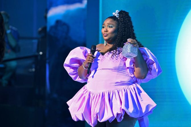 Después de un cambio de vestimenta, Lizzo subió al escenario con un vestido de fiesta de Marc Jacobs. Dimitrios Kambouris/Getty Images