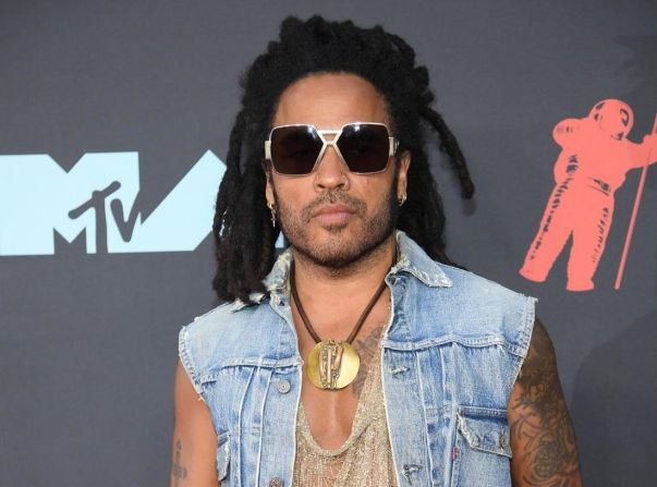 Lenny Kravitz sacudió un revelador conjunto de doble jean con accesorios de Natalia Fedner de "Project Runway". Dimitrios Kambouris / Getty Images