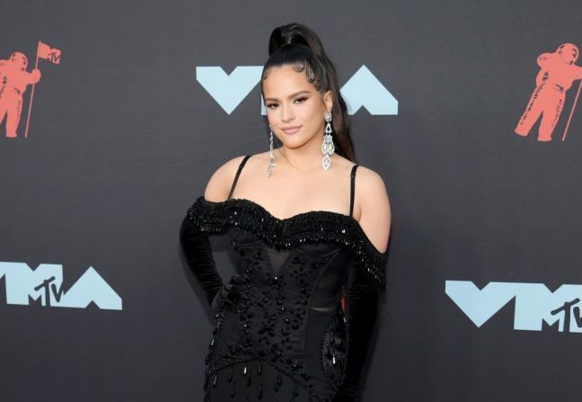 La cantante y productora española Rosalía, una de las artistas de la noche, llegó en un vestido de Burberry (con un corsé de satén negro con flecos). Dimitrios Kambouris/Getty Images