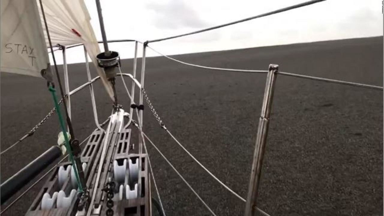 CNNE 694346 - este barco cruza una enorme isla de piedras flotantes