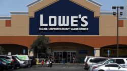 CNNE 694359 - vicepresidente de lowe's se disculpa por comentario sobre hispanos