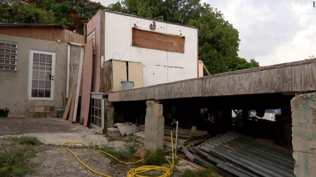 Sobre la base de la que alguna vez fue su casa, Beascochea construyó el refugio pequeño donde vive hoy.