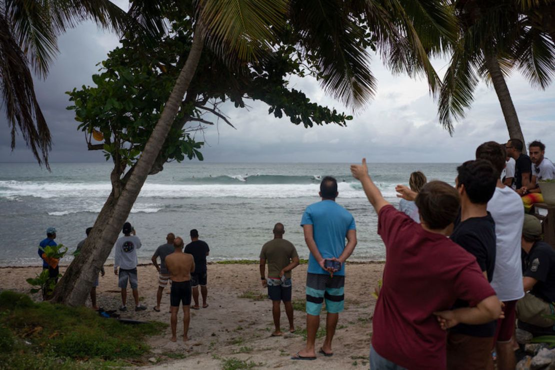 Habitantes de Patillas, Puerto Rico, se reúnen en la playa horas antes de la llegada de la tormenta Dorian. ERIC ROJAS/AFP/Getty Images)