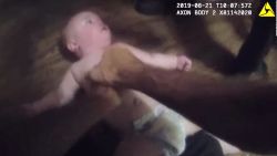 CNNE 694696 - el dramatico momento en el que un policia salva a un bebe