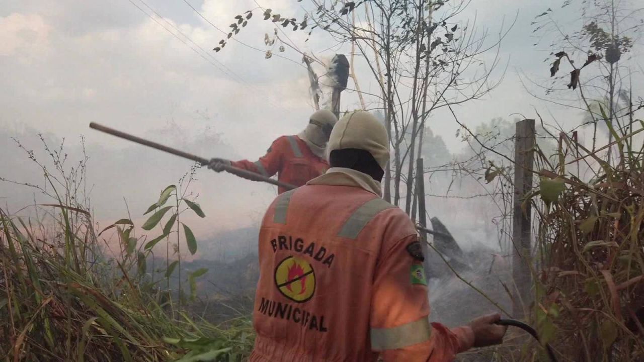 CNNE 695319 - valientes bomberos combaten el fuego en el amazonas