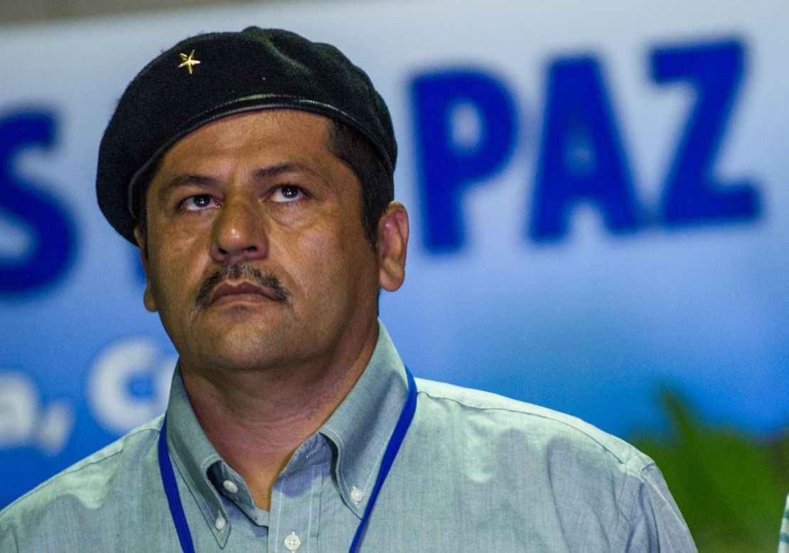 El comandante guerrillero alias 'Romaña' llega al Palacio de Convenciones en La Habana para los diálogos de paz con el Gobierno de Colombia el 26 de octubre de 2014. (YAMIL LAGE/AFP/Getty Images).