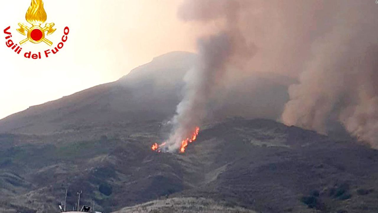 CNNE 695494 - asi hizo erupcion un volcan en italia