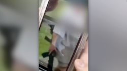 CNNE 695735 - captan a mama con un rifle en parada del bus escolar