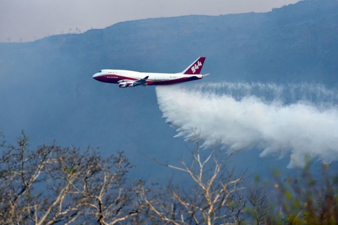 Este es un Supertanker, un avión de combate aéreo contra incendios, sobrevolando los incendios que se desatan cerca de Robore, región de Santa Cruz, este de Bolivia, al sur de la cuenca del Amazonas, el 23 de agosto de 2019. Los brotes de fuego, que han arrasado alrededor de 750.000 hectáreas de bosque y los cultivos, fueron causados por la quema de los campos de cultivo, dijo la Oficina de Monitoreo del Enfoque de Calor de la Autoridad de Tierras y Bosques (ABT) a principios de esta semana.