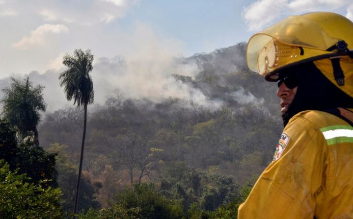 El humo se eleva de los incendios forestales en la comunidad de Quitunuquina, cerca de Robore, en el este de Bolivia, al sur de la cuenca del Amazonas, el 28 de agosto de 2019.