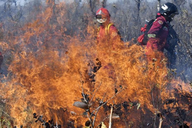 Los bomberos intentan controlar un incendio cerca de Charagua, Bolivia, en la frontera con Paraguay, al sur de la cuenca del Amazonas, el 29 de agosto de 2019.