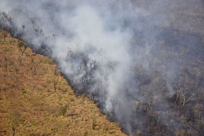 Vista aérea de humo saliendo de un incendio cerca de Charagua en Bolivia, en la frontera con Paraguay, al sur de la cuenca del Amazonas, el 29 de agosto de 2019. Se estima que los incendios han destruido 1,2 millones de hectáreas de bosques y praderas en Bolivia este año, dijo el gobierno este miércoles, aunque los ambientalistas afirman que la cifra es mucho mayor.