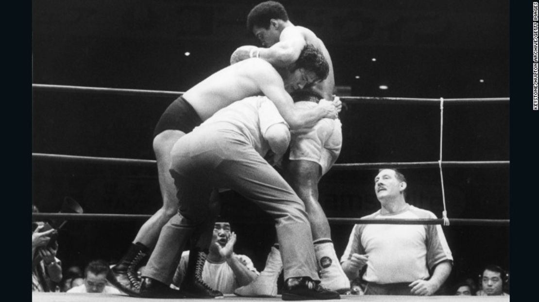 Muhammad Ali luchó contra el campeón luchador japonés Antonio Inoki en el Budokan de Tokio, el 26 de junio de 1976.