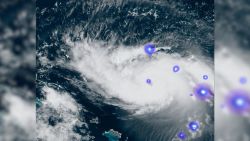 CNNE 696010 - relampagos indican que el huracan dorian se intensifica