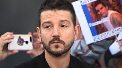 CNNE 696165 - diego luna protesta por los desaparecidos