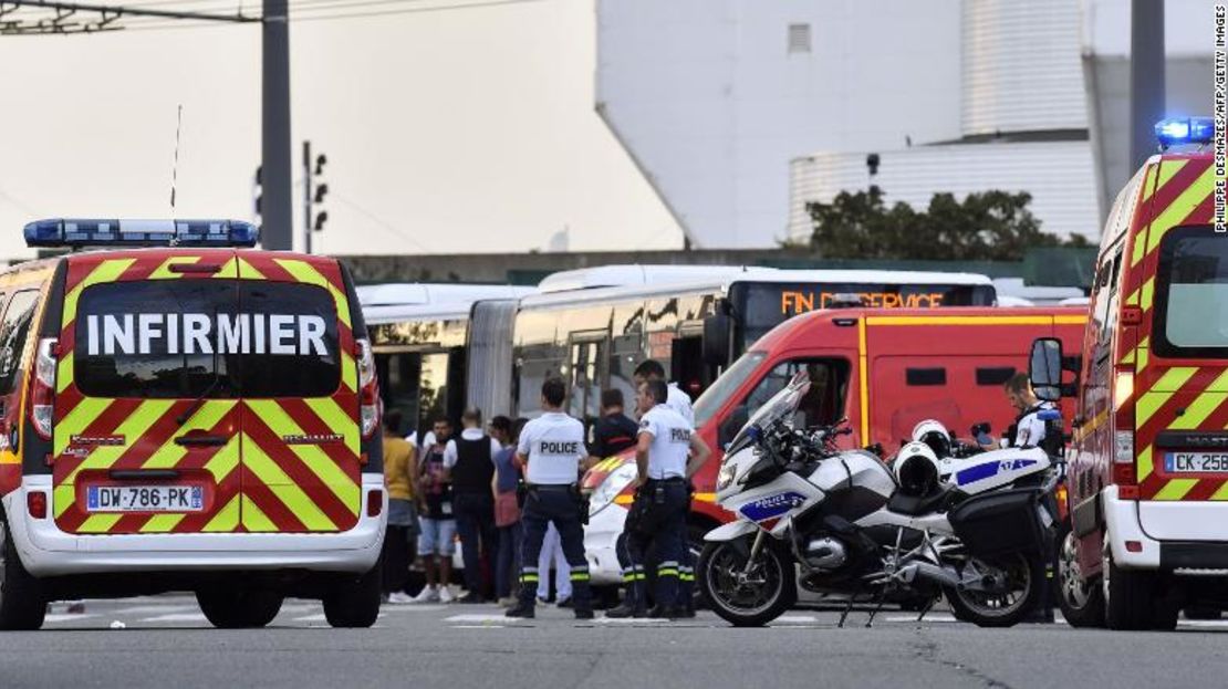 Servicios de emergencia en el lugar del asalto con cuchillo que dejó una persona muerta y otras nueve heridas.