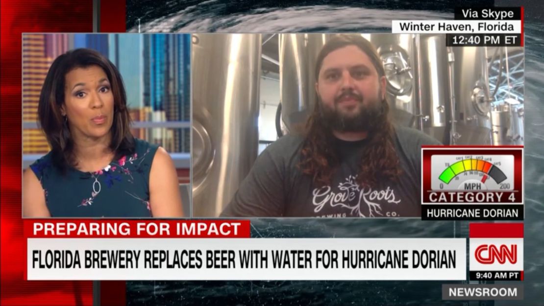 Esta cervecería de Florida está llenando sus fermentadores con agua para ayudar en caso de una crisis comunitaria La cervecería Grove Roots Brewing, en Winter Haven, Florida, tuvo que suspender sus operaciones esta semana debido al huracán Dorian, pero su personal quería ayudar a la comunidad. En lugar de dejar que sus fermentadores esterilizados se quedaran vacíos, decidieron llenarlos con 1,500 galones de agua. Ahora, en caso de una crisis de agua, los miembros de la comunidad de unas 40.000 personas pueden obtener agua de la cervecería. Joe Dunham, dueño de la cervecería, le dijo a CNN a principios de esta semana: "Somos ante todo una cervecería centrada en la comunidad. Creemos en nuestro pequeño pueblo y haremos todo lo posible para ayudar a las personas. Si surge la necesidad, tendremos mucha agua para compartir. Es lo menos que podemos hacer por la comunidad que amamos".  1:30 PM ET La mayoría de los negocios en Freeport, Bahamas, están cerrados y los estantes de las tiendas están casi vacíos