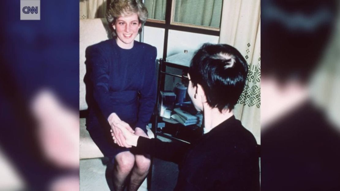 La princesa Diana, visitando la clínica del SIDA, Broderip Ward, Middlesex Hospital, Londres, Inglaterra, en abril de 1987.