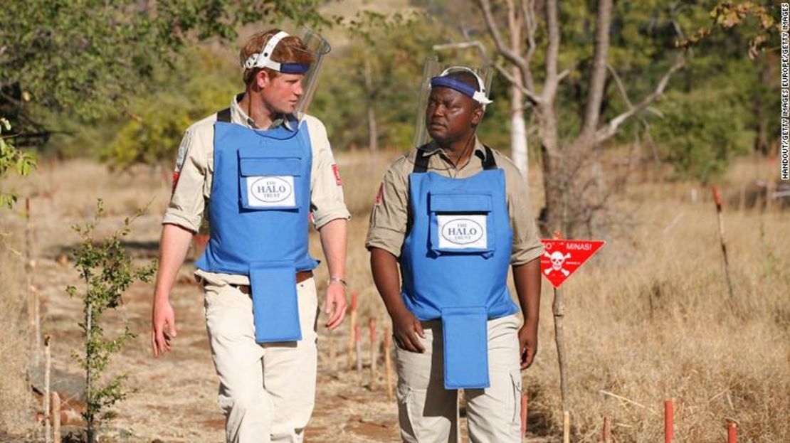 En esta imagen de folleto proporcionada por The HALO Trust, se ve al Príncipe Harry con un desminador de The HALO Trust, una organización benéfica británica dedicada a la extracción de minas terrestres, el 21 de junio de 2010 en Cahora Bassa, Mozambique. El príncipe Harry sigue los pasos de su difunta madre, la princesa Diana, quien visitó la misma organización benéfica en Angola ocho meses antes de su muerte.