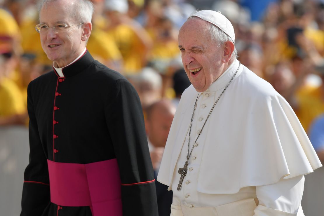 El papa Francisco, arribando a la Plaza de San Pedro, en el Vaticano.