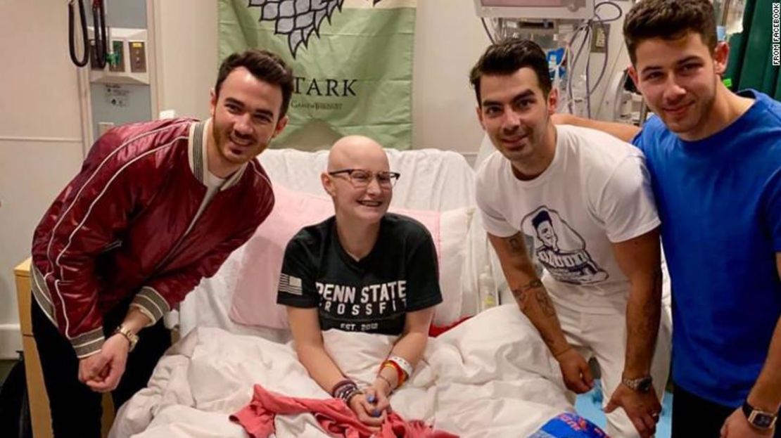 Lily Jordan, rodeada de los Jonas Brothers en el Penn State Children's Hospital en Hershey.