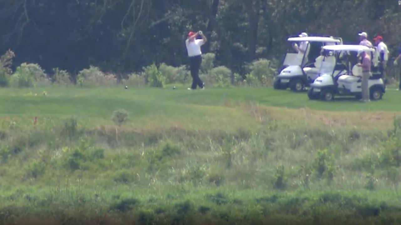 CNNE 697470 - trump juega golf mientras dorian acecha la florida