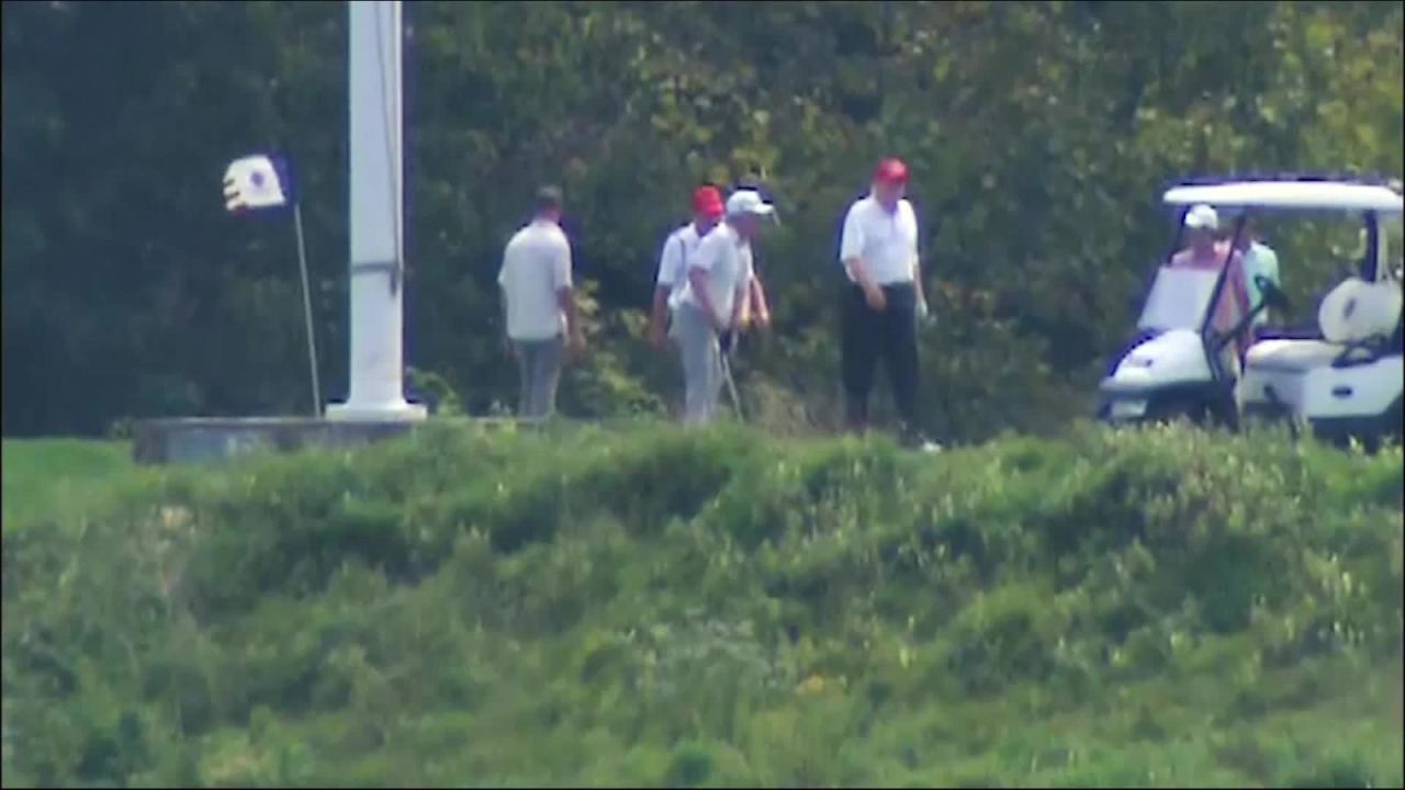 CNNE 697502 - trump juega golf mientras dorian amenaza a ee-uu-