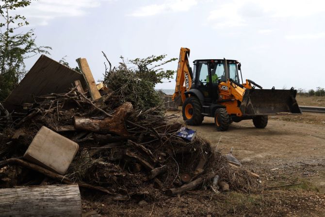 Empleados municipales limpian escombros en Ponce, Puerto Rico, el 27 de agosto. Thalés Llorca / EPA-EFE / Shutterstock