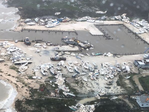 Los barcos se apilan en un puerto de las Bahamas el lunes 2 de septiembre. Guardacostas de EE. UU. / Cortesía de la estación aérea de la Guardia Costera Clearwater